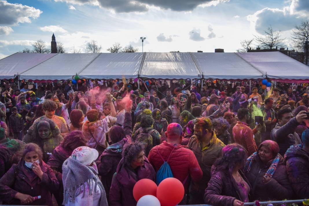 Bu kadar renklere boyanmış festival görmediniz! Baharın gelişini böyle kutladılar 11